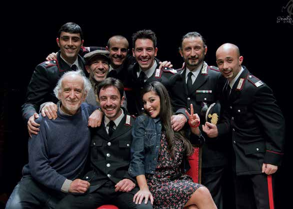 Compagnia in scena in Minchia Signor Tenente